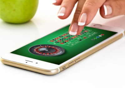 Mujer jugando a la ruleta en un teléfono inteligente
